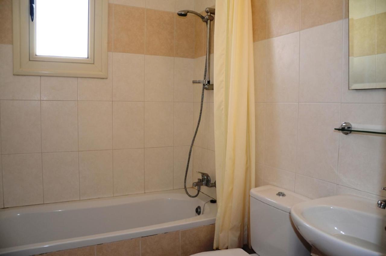Top floor 2 bedroom apartment E101, 3 pools, sea view, FREE WIFI Peyia Buitenkant foto