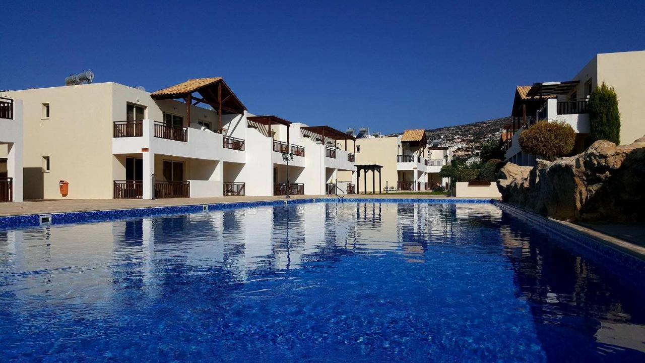 Top floor 2 bedroom apartment E101, 3 pools, sea view, FREE WIFI Peyia Buitenkant foto